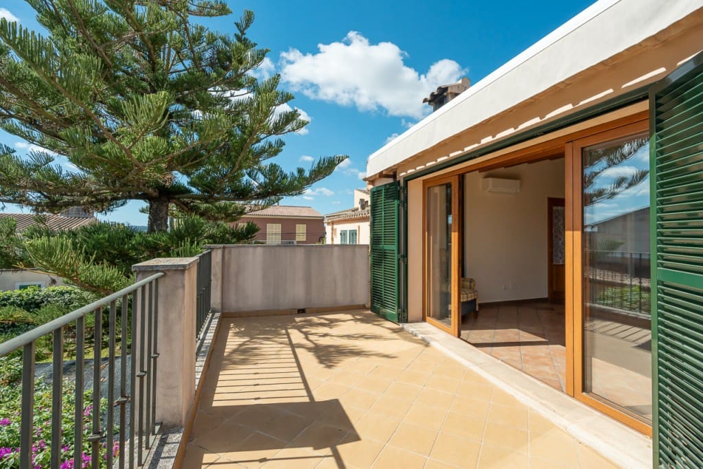 2 soveværelse Byhus til salg i Llubi med swimmingpool garage - € 980.000 (Ref: 8213330)