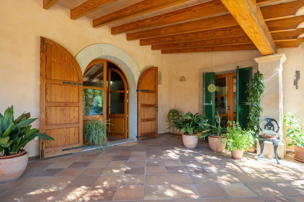 2 soveværelse Byhus til salg i Llubi med swimmingpool garage - € 980.000 (Ref: 8213330)