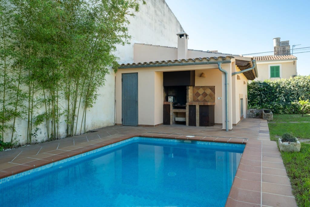 2 soveværelse Byhus til salg i Llubi med swimmingpool garage - € 980.000 (Ref: 8213330)