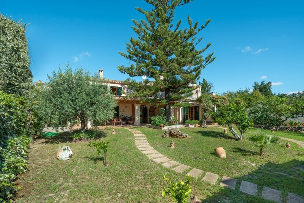 2 soveværelse Byhus til salg i Llubi med swimmingpool garage - € 980.000 (Ref: 8213330)