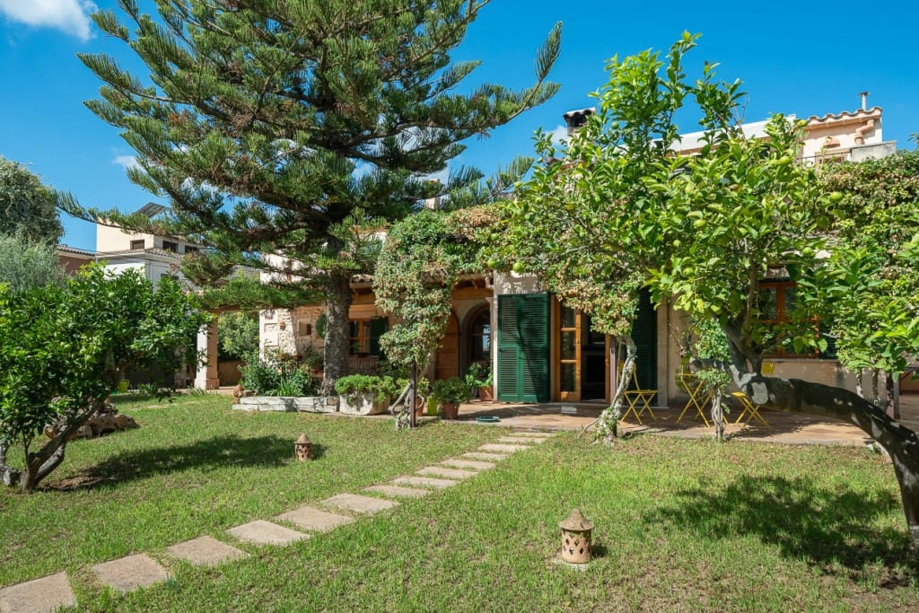 2 soveværelse Byhus til salg i Llubi med swimmingpool garage - € 980.000 (Ref: 8213330)