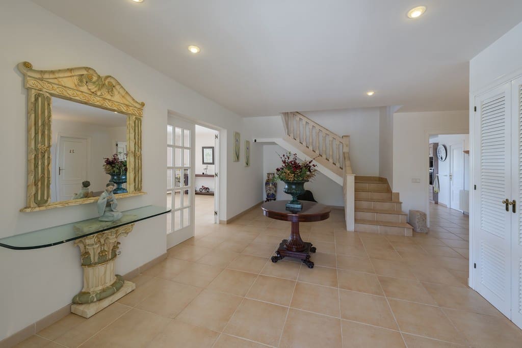 5 bedroom Villa for sale in Alcudia with pool - € 2,275,000 (Ref: 8302597)