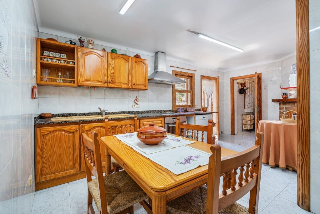 4 soveværelse Byhus til salg i Caimari med garage - € 450.000 (Ref: 8451943)