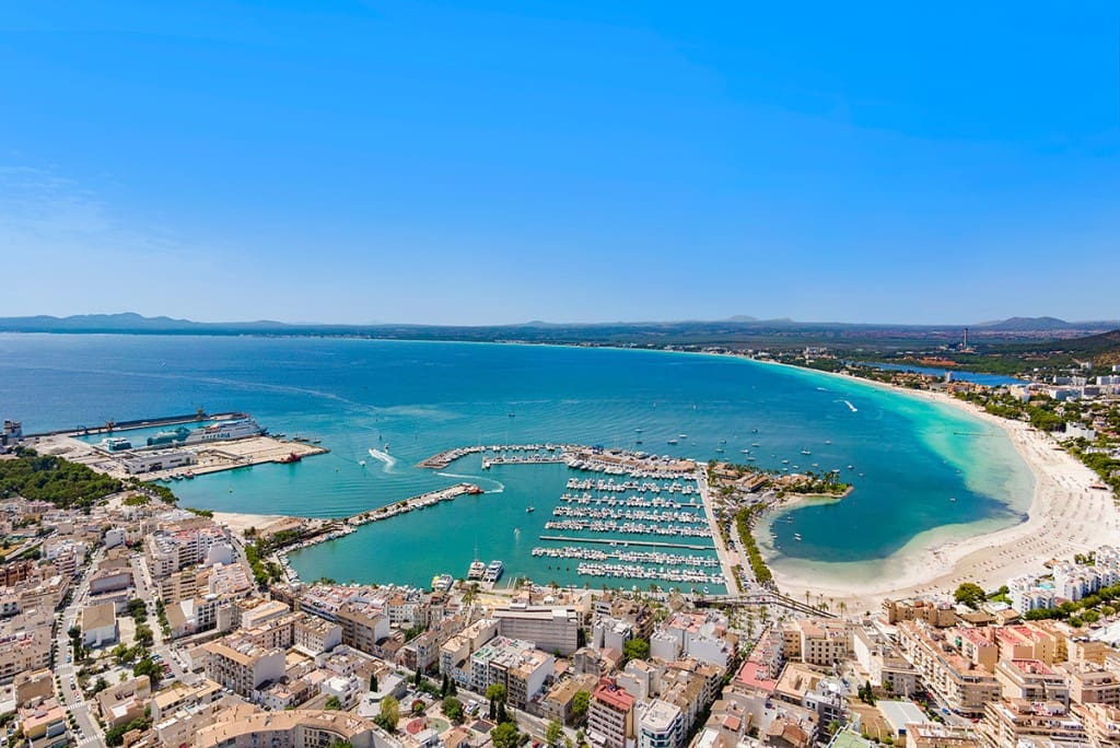 3 bedroom Townhouse for sale in Puerto de Alcudia with pool - € 840,000 (Ref: 8599327)