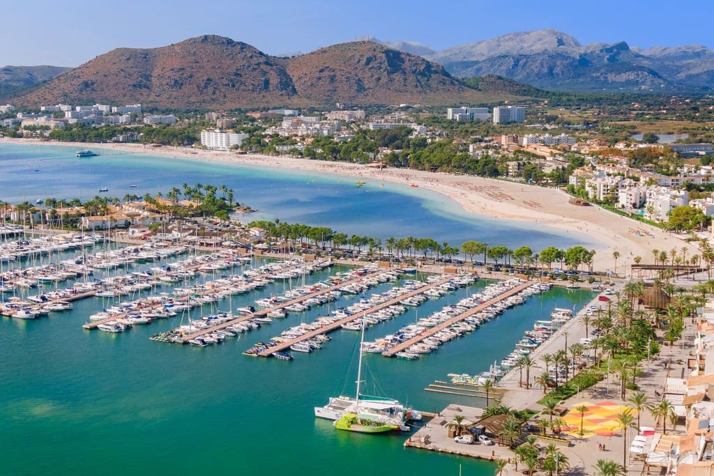 3 bedroom Townhouse for sale in Puerto de Alcudia with pool - € 840,000 (Ref: 8599327)