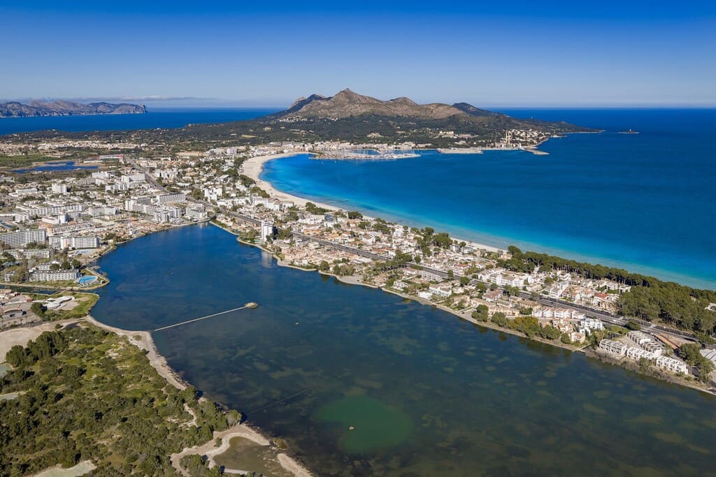 3 bedroom Townhouse for sale in Puerto de Alcudia with pool - € 740,000 (Ref: 8599327)