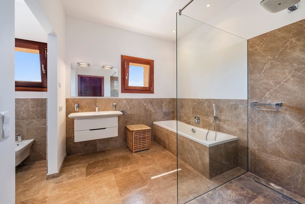 5 soveværelse Finca/Landehus til salg i Cala Murada med swimmingpool garage - € 3.890.000 (Ref: 8599351)