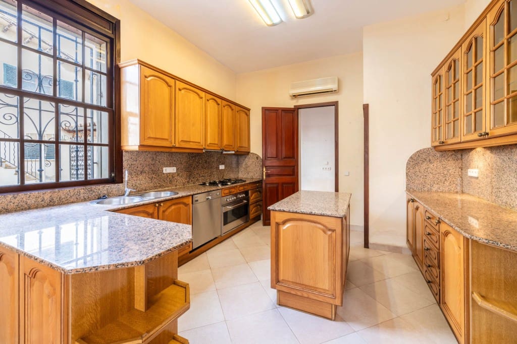 8 bedroom Villa for sale in Palma de Mallorca - € 3,500,000 (Ref: 8651954)