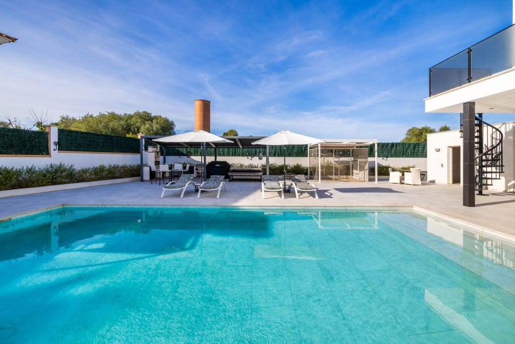 4 bedroom Villa for sale in Calas de Mallorca with pool garage - € 1,995,000 (Ref: 8696225)