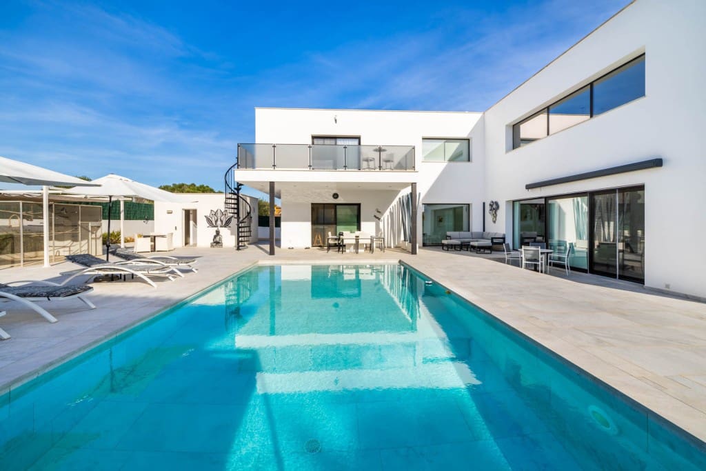 4 bedroom Villa for sale in Calas de Mallorca with pool garage - € 1,995,000 (Ref: 8696225)
