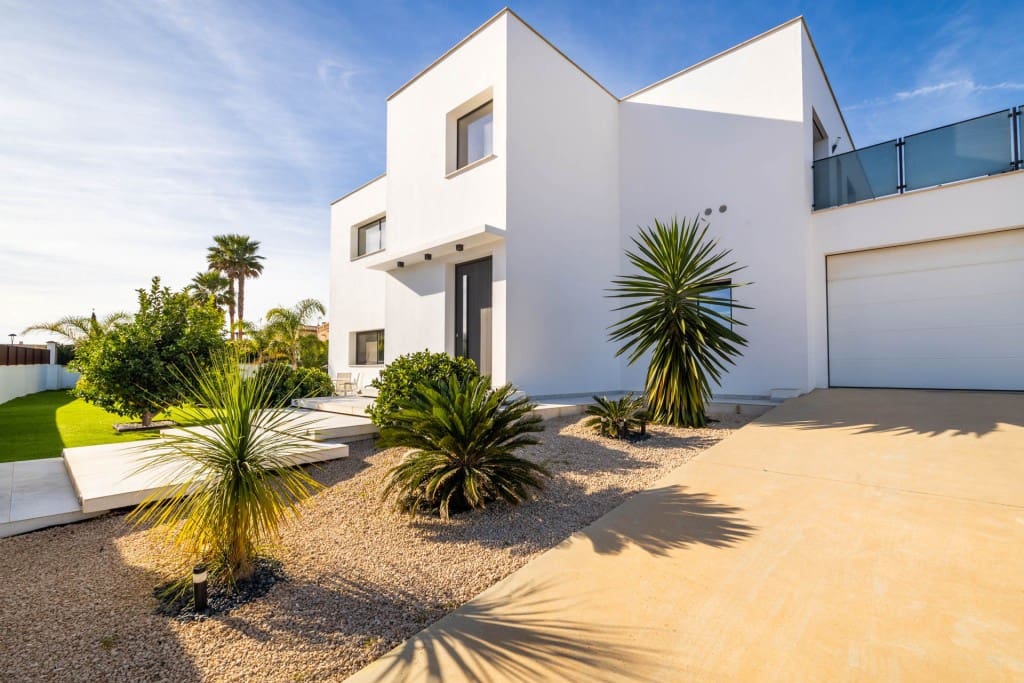 4 bedroom Villa for sale in Calas de Mallorca with pool garage - € 1,995,000 (Ref: 8696225)