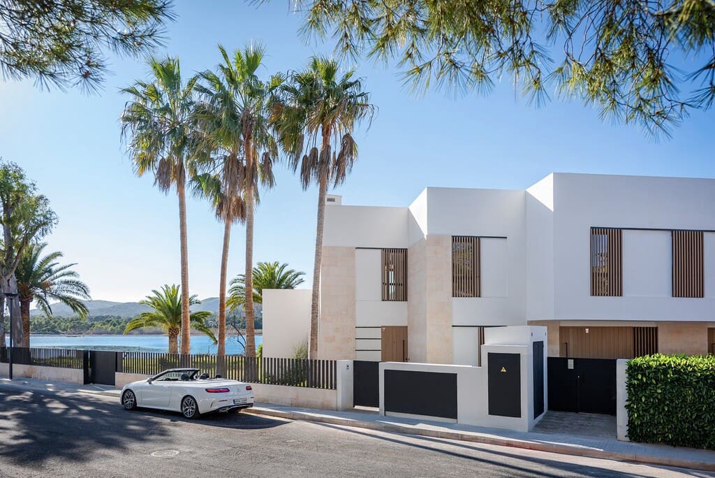 3 bedroom Townhouse for sale in Puerto de Alcudia with pool - € 990,000 (Ref: 8887538)