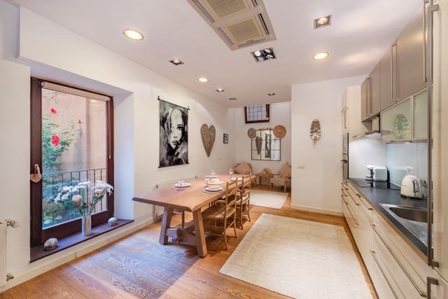 2 bedroom Apartment for sale in Palma de Mallorca - € 1,200,000 (Ref: 8896202)