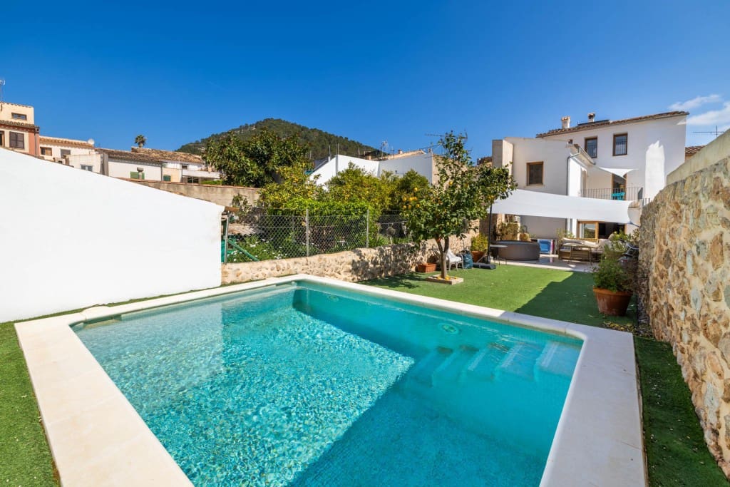 5 soveværelse Byhus til salg i Alaro med swimmingpool - € 1.425.000 (Ref: 8950422)