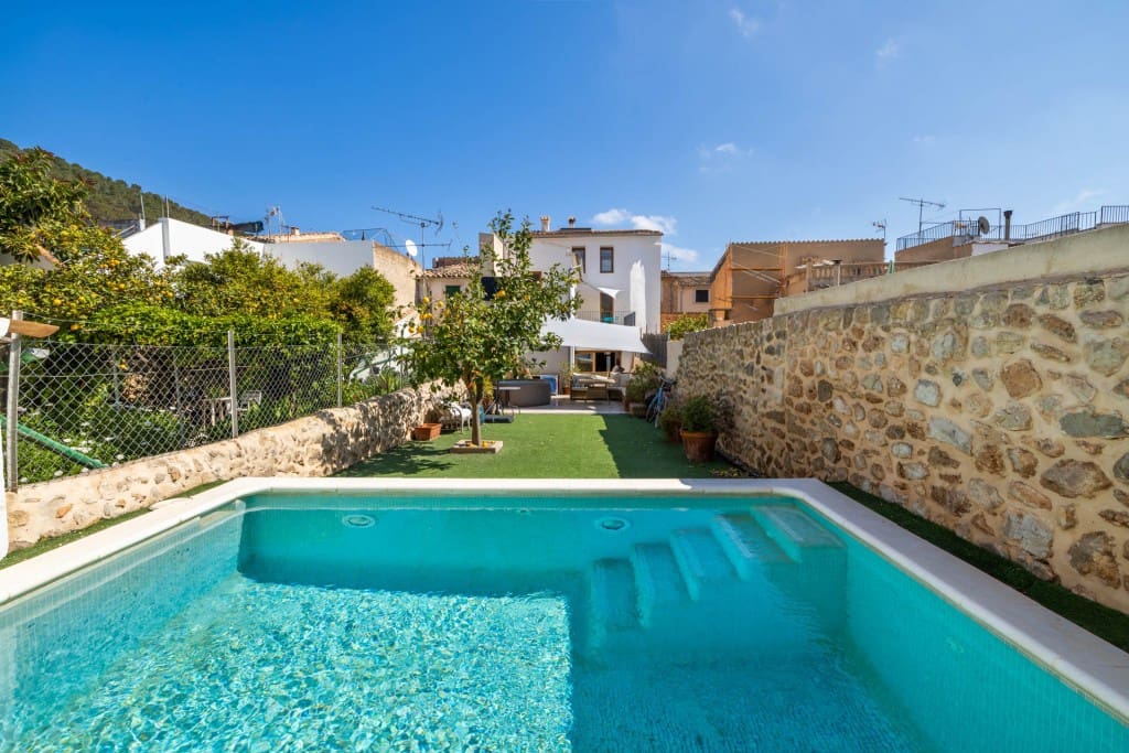 5 soveværelse Byhus til salg i Alaro med swimmingpool - € 1.425.000 (Ref: 8950422)