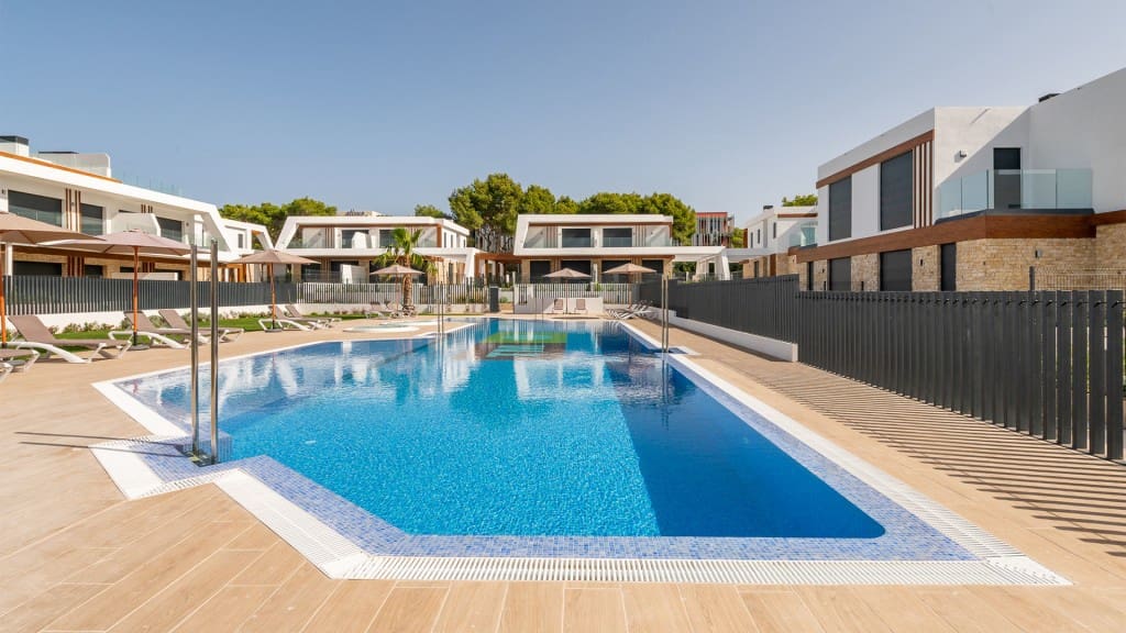 3 soveværelse Semi-Rækkehus til salg i Cala Ratjada med swimmingpool garage - € 927.100 (Ref: 9146884)