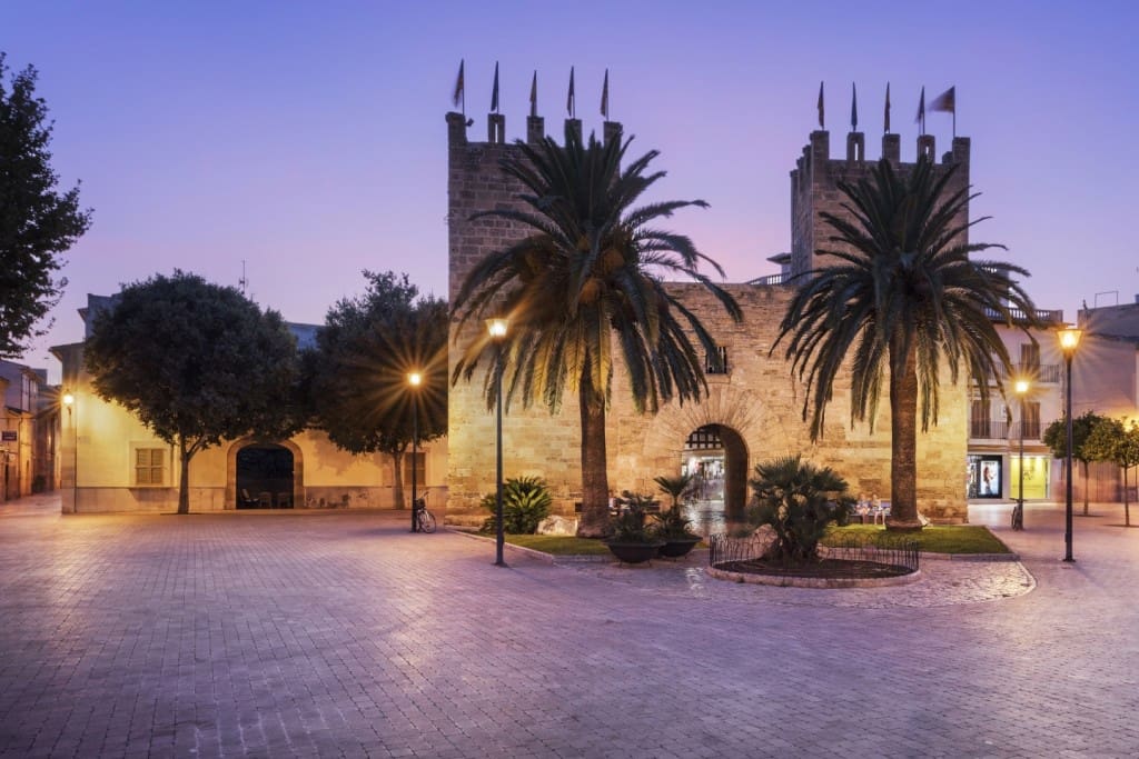 7 chambre Maison de Ville à vendre à Alcudia avec garage - 1 276 200 € (Ref: 9192150)