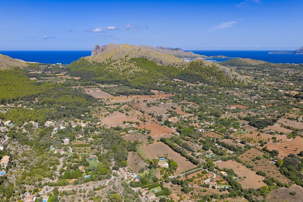 4 soveværelse Finca/Landehus til salg i Llubi med swimmingpool garage - € 4.750.000 (Ref: 9246492)