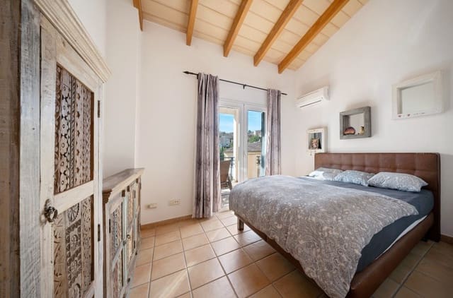 4 soveværelse Byhus til salg i Es Camp De Mar / El Camp De Mar, Andratx med swimmingpool garage - € 899.000 (Ref: 9349026)