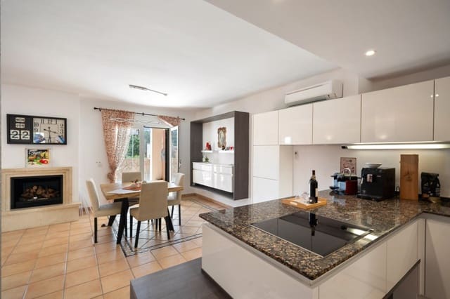 4 soveværelse Byhus til salg i Es Camp De Mar / El Camp De Mar, Andratx med swimmingpool garage - € 899.000 (Ref: 9349026)