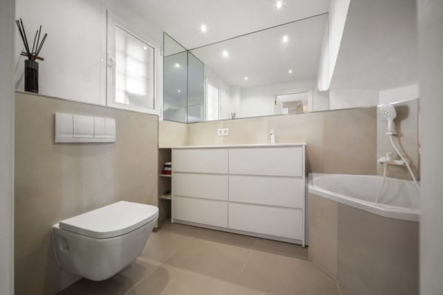 4 soveværelse Byhus til salg i Es Camp De Mar / El Camp De Mar, Andratx med swimmingpool garage - € 899.000 (Ref: 9349026)