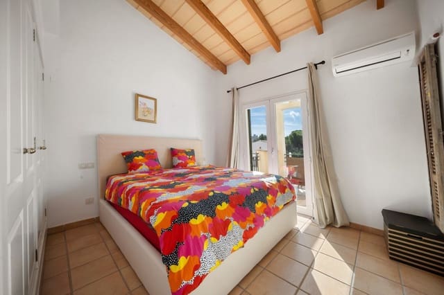 4 soveværelse Byhus til salg i Es Camp De Mar / El Camp De Mar, Andratx med swimmingpool garage - € 899.000 (Ref: 9349026)