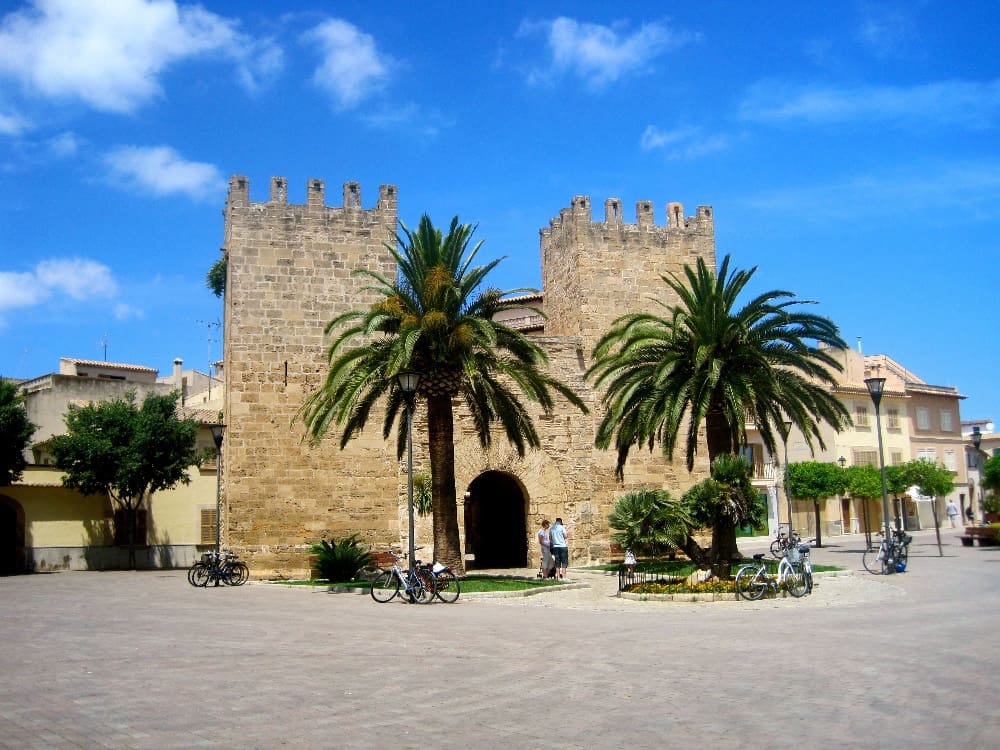 4 sypialnia Finka/Dom wiejski na sprzedaż w Alcudia z basenem garażem - 2 250 000 € (Ref: 9353188)