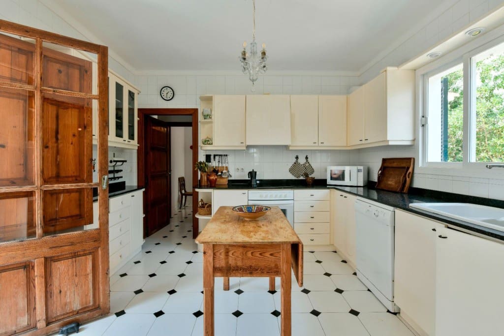 6 bedroom Villa for sale in Alcudia - € 4,300,000 (Ref: 9374979)