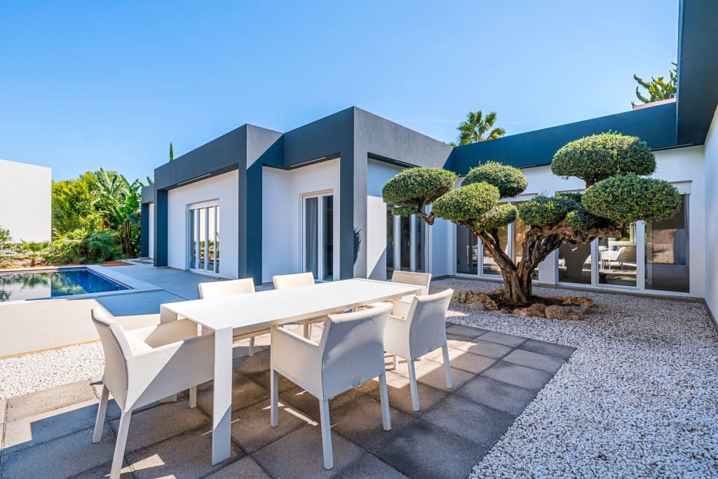 4 bedroom Villa for sale in Santa Ponsa with pool - € 2,250,000 (Ref: 9378740)