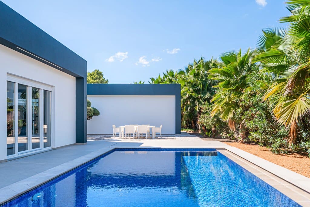 4 bedroom Villa for sale in Santa Ponsa with pool - € 2,250,000 (Ref: 9378740)