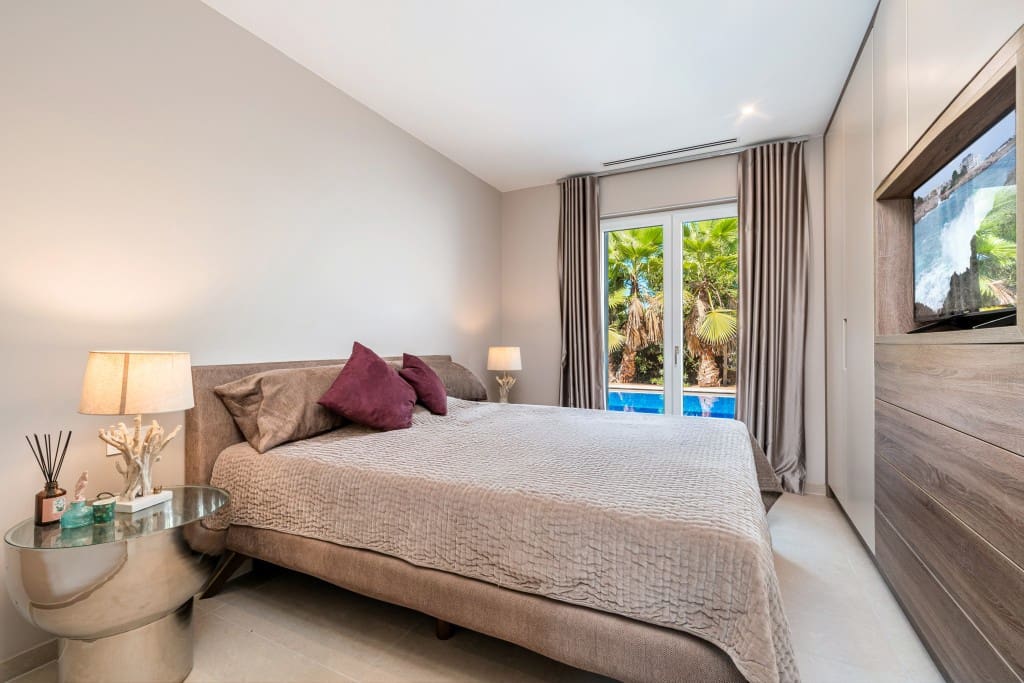 4 bedroom Villa for sale in Santa Ponsa with pool - € 2,250,000 (Ref: 9378740)