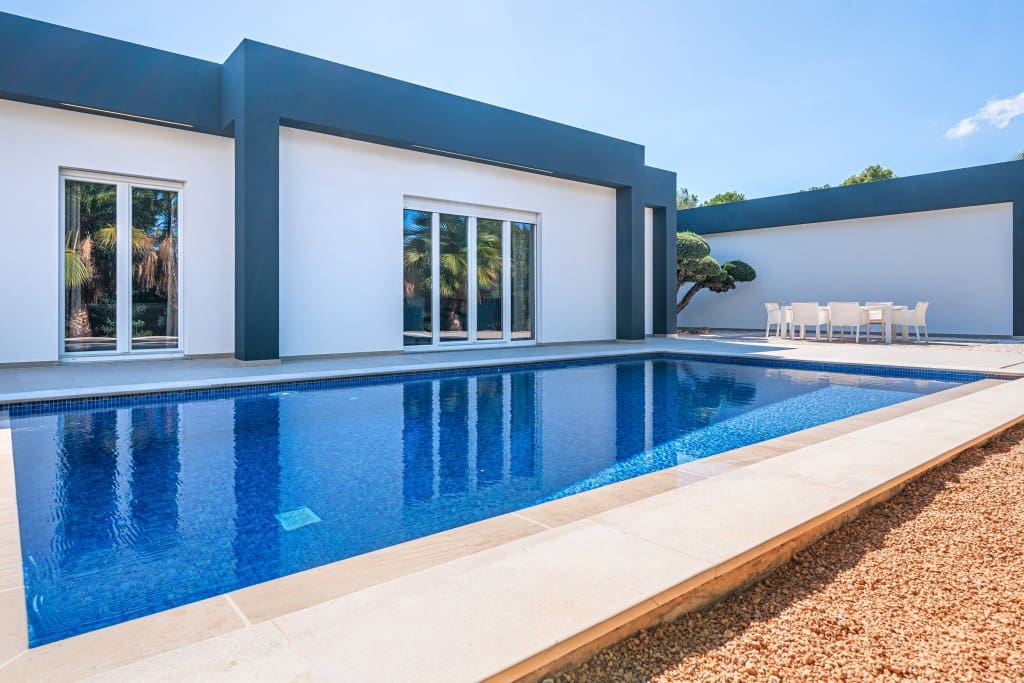 4 bedroom Villa for sale in Santa Ponsa with pool - € 2,250,000 (Ref: 9378740)