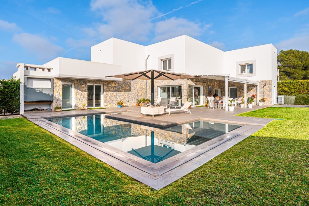 4 makuuhuone Huvila myytävänä paikassa El Toro / Port Adriano mukana uima-altaan 
autotalli - 2 660 000 € (Ref: 9470454)