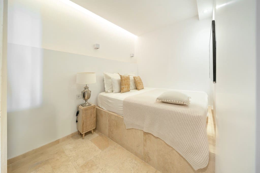 2 bedroom Apartment for sale in Illetas with pool garage - € 1,295,000 (Ref: 9700445)