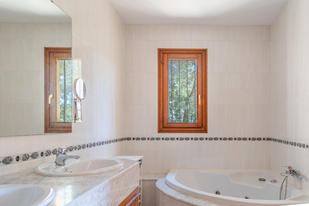 4 bedroom Semi-detached Villa for sale in Portals Nous - € 1,275,000 (Ref: 9731753)