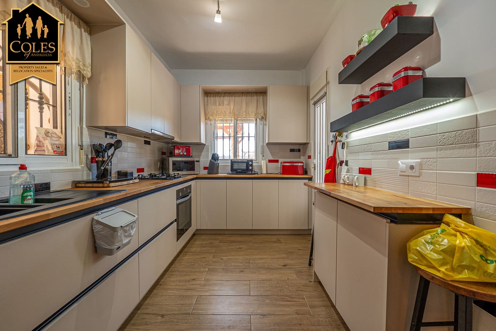 3 soverom Villa til salgs i El Cucador med svømmebasseng garasje - € 269 995 (Ref: 9691376)