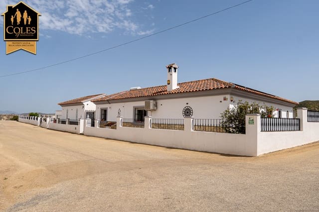Chalet de 3 habitaciones en Arboleas en venta con piscina garaje - 334.950 € (Ref: 9788880)