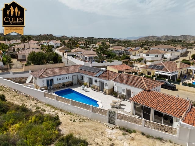 Chalet de 3 habitaciones en Arboleas en venta con piscina garaje - 334.950 € (Ref: 9788880)