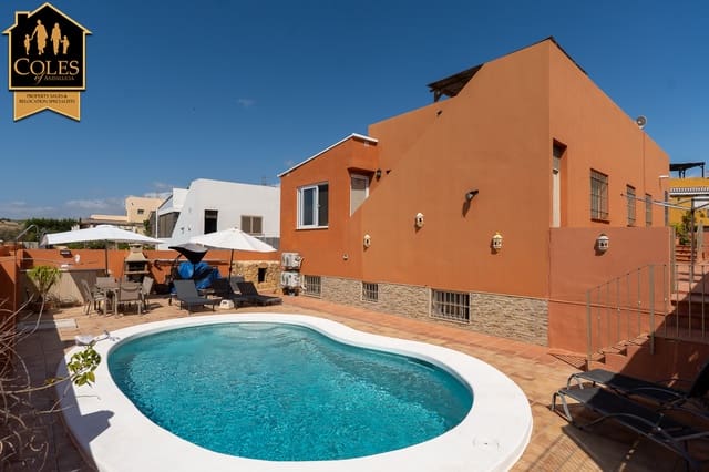 Chalet de 4 habitaciones en Los Gallardos en venta con piscina garaje - 399.995 € (Ref: 9914746)