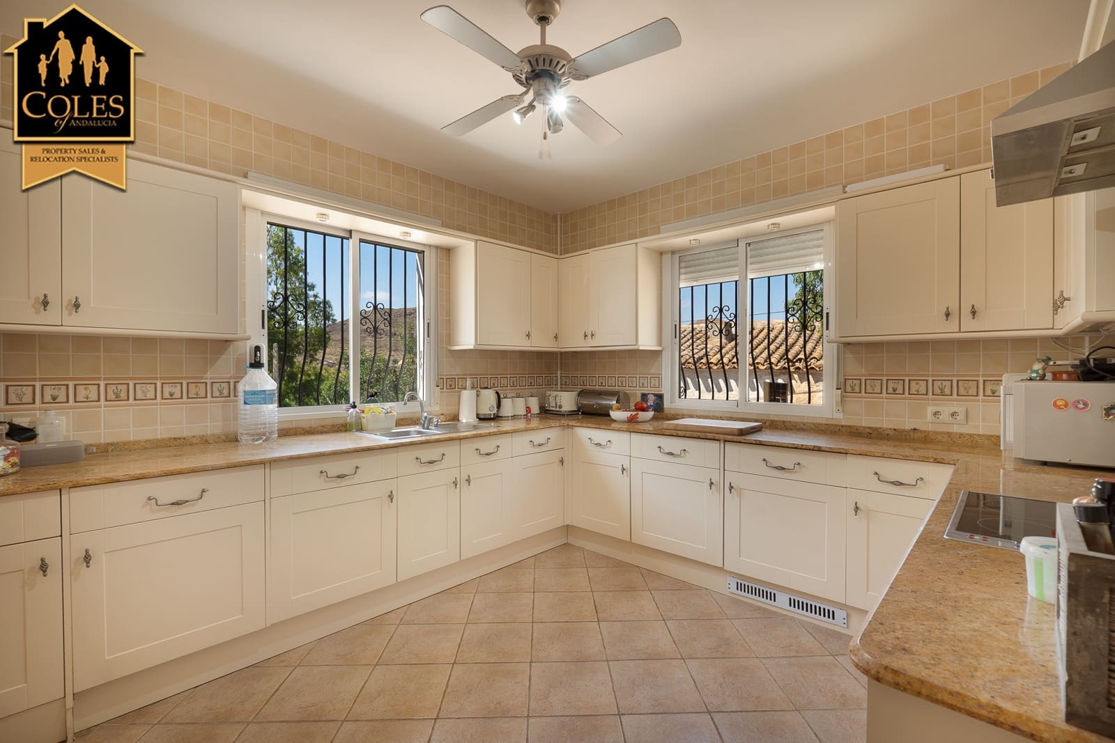 5 bedroom Villa for sale in Cantoria with garage - € 420,000 (Ref: 9914768)