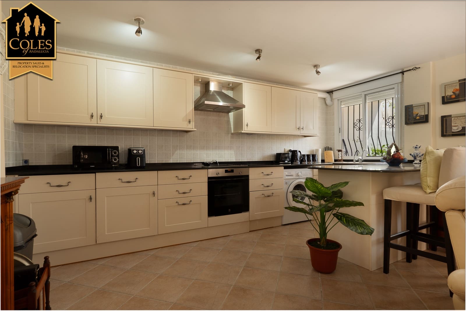 5 bedroom Villa for sale in Cantoria with garage - € 420,000 (Ref: 9914768)