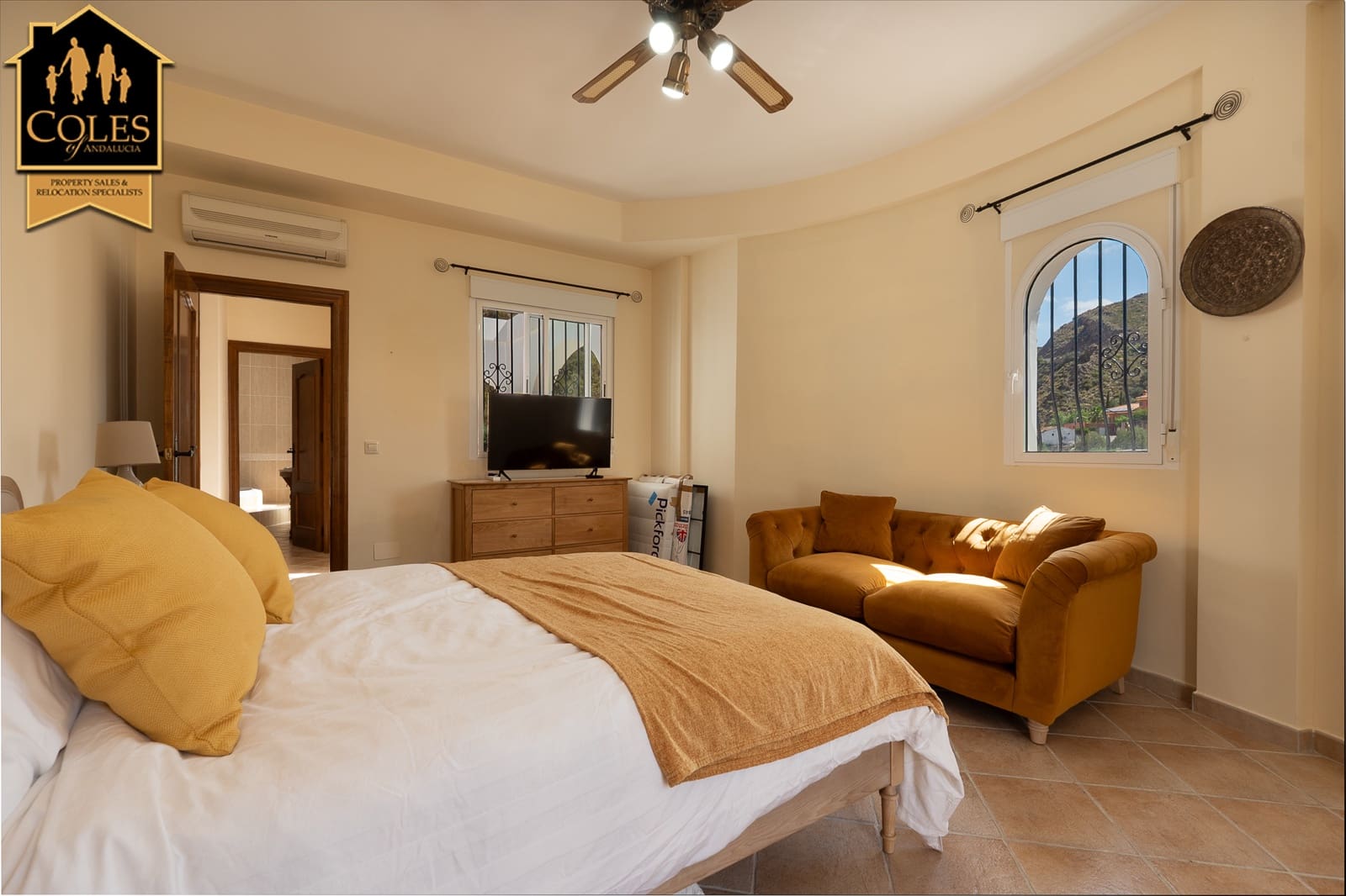 5 bedroom Villa for sale in Cantoria with garage - € 420,000 (Ref: 9914768)