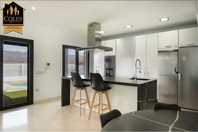 4 soveværelse Villa til salg i Los Gallardos med swimmingpool - € 459.000 (Ref: 9977847)
