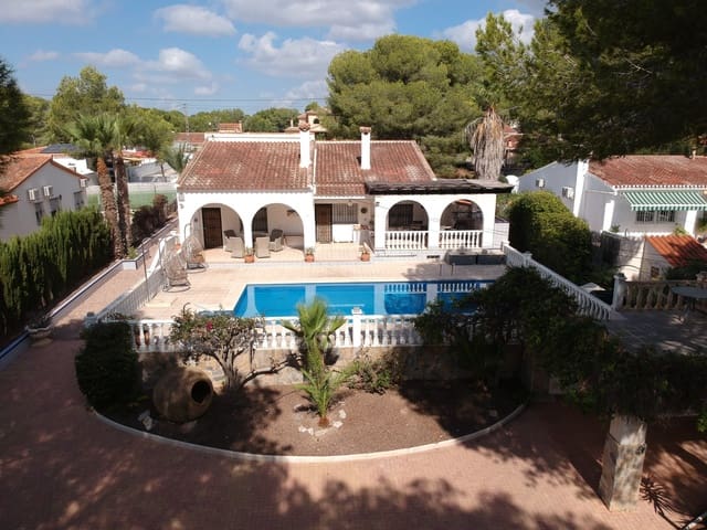 Chalet de 4 habitaciones en Pinar de Campoverde, Pilar de la Horadada en venta con piscina - 450.000 € (Ref: 9279691)