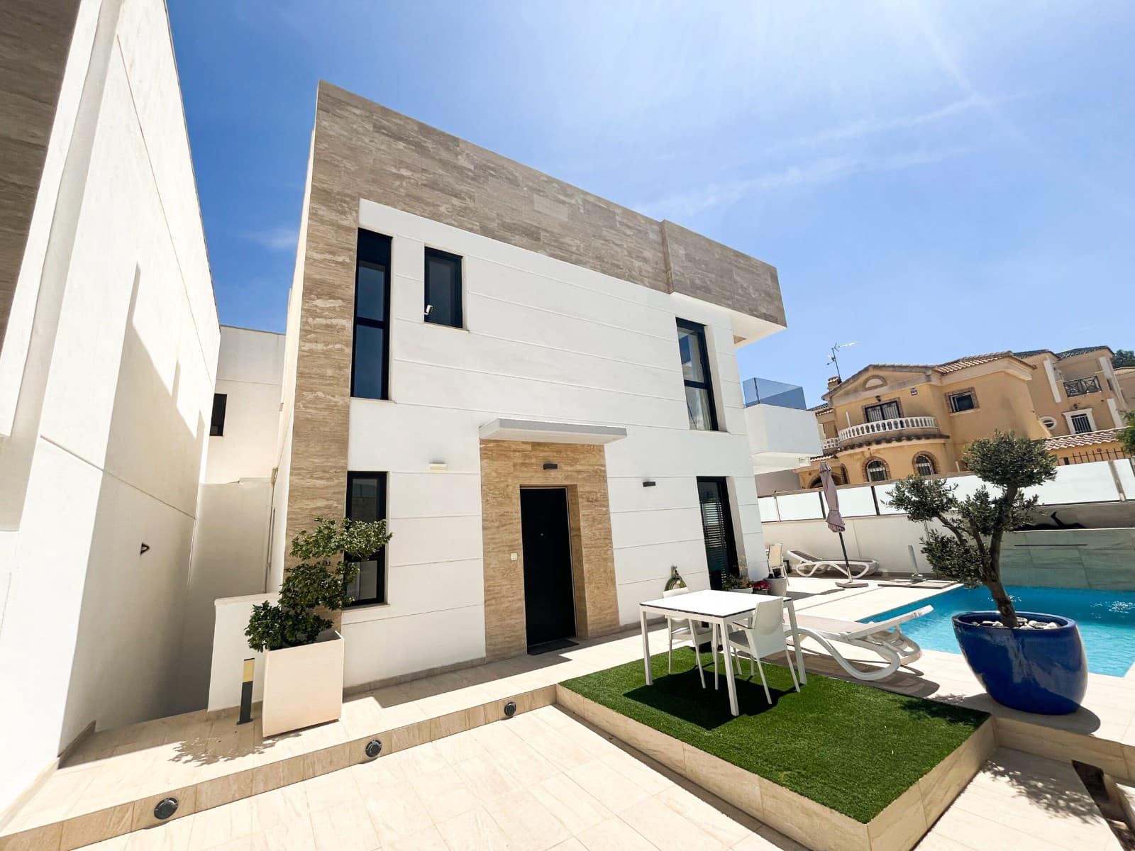 3 quarto Moradia Geminada para venda em Filipinas com piscina garagem - 489 000 € (Ref: 9676354)