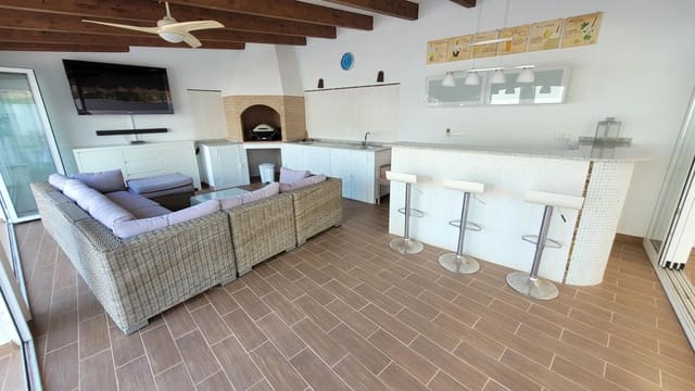 2 bedroom Villa for sale in Pinar de Campoverde, Pilar de la Horadada - € 399,000 (Ref: 9676375)