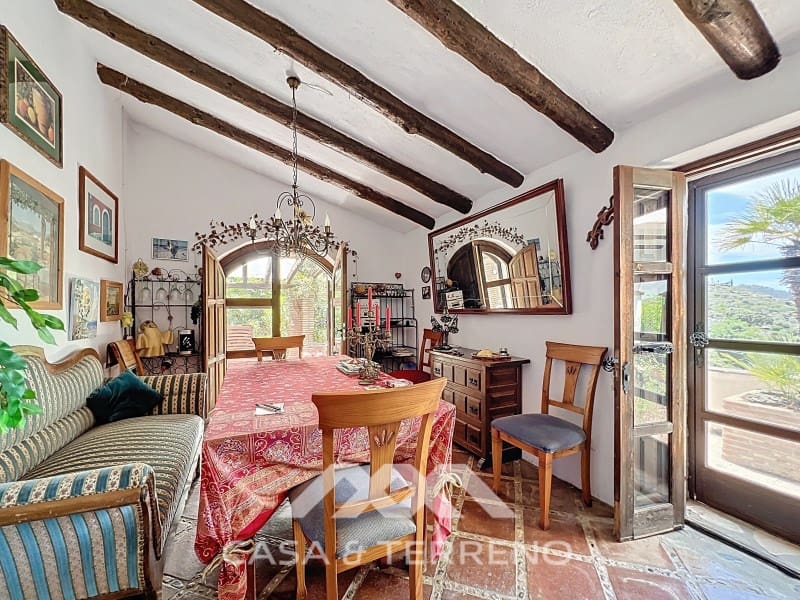 3 soveværelse Villa til salg i Sayalonga med swimmingpool - € 499.000 (Ref: 10005346)