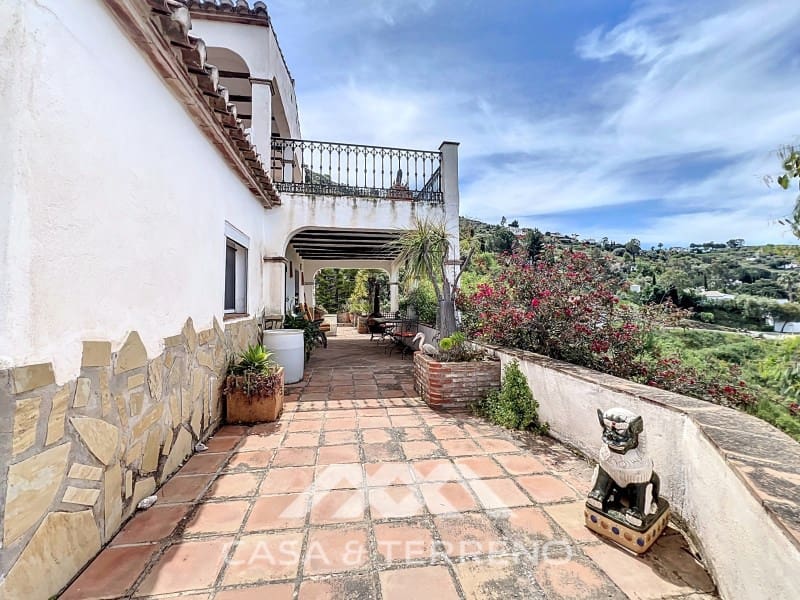 3 soveværelse Villa til salg i Sayalonga med swimmingpool - € 499.000 (Ref: 10005346)