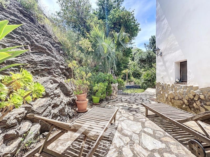 3 soveværelse Villa til salg i Sayalonga med swimmingpool - € 499.000 (Ref: 10005346)