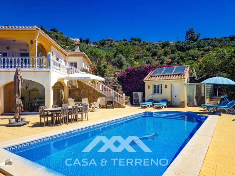 Chalet de 4 habitaciones en Arenas en venta con piscina garaje - 980.000 € (Ref: 10008876)